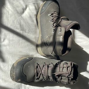 vasque Boys waterproof hiking boots used for one 3 day mtn trip like new
